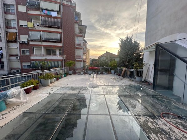 Tirane, jepet me qera shtepi 3 Katshe Kati 3, 300 m² 1.500 € (Pediatria)