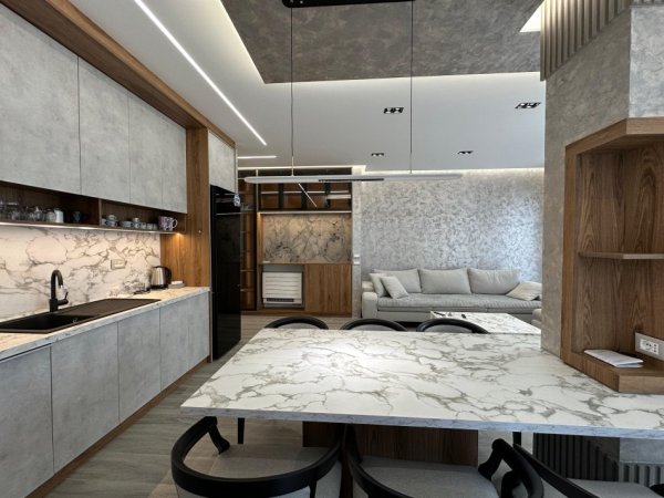 Tirane, jepet me qera apartament 2+1+Ballkon Kati 5, 107 m² 1.500 € (Shkolla e Kuqe)