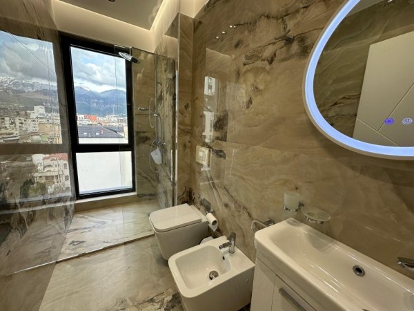 Tirane, jepet me qera apartament 2+1+Ballkon Kati 5, 107 m² 1.500 € (Shkolla e Kuqe)