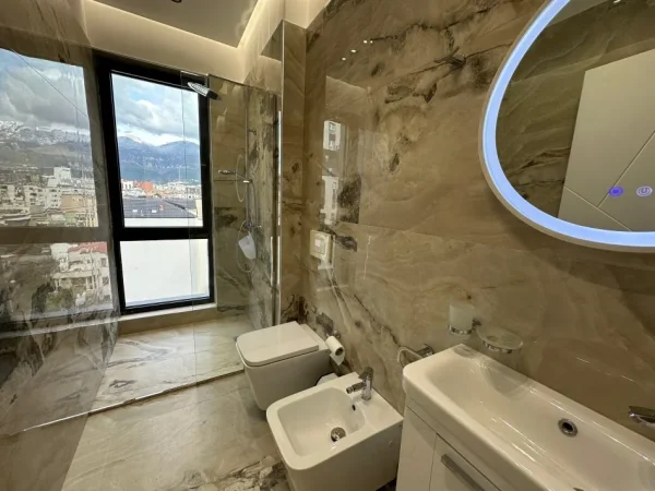 Tirane, jepet me qera apartament 2+1+Ballkon Kati 5, 107 m² 1.500 € (Shkolla e Kuqe)