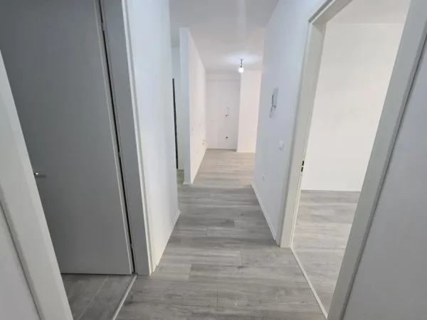 Tirane, shitet apartament 2+1+Ballkon Kati 6, 106.000 € (Univers City)