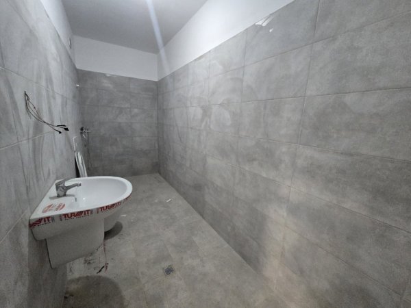 Tirane, shitet apartament 2+1+Ballkon Kati 6, 106.000 € (Univers City)