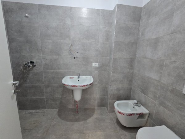 Tirane, shitet apartament 2+1+Ballkon Kati 6, 115.000 € (Univers City)