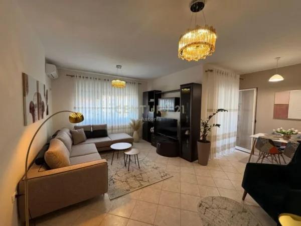 Tirane, jap me qera apartament 2+1+2 , 105 m² 750 € (Komuna e Parisit)