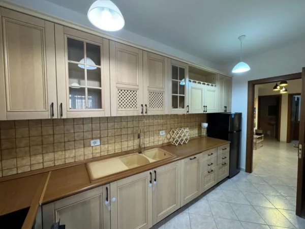 Tirane, jap me qera apartament 2+1+2 , 105 m² 750 € (Komuna e Parisit)