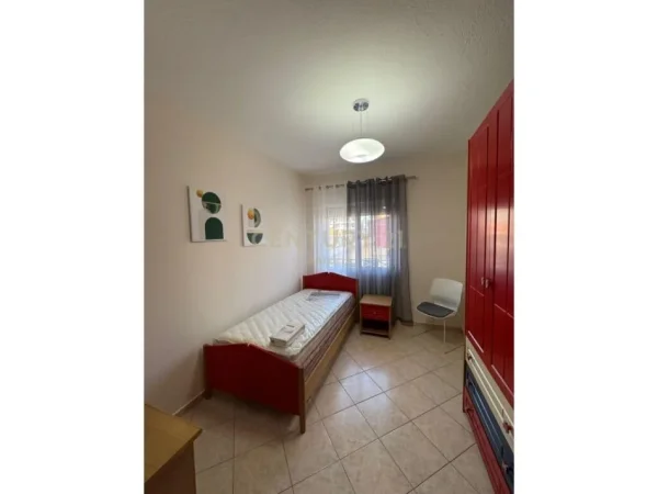 Tirane, jap me qera apartament 2+1+2 , 105 m² 750 € (Komuna e Parisit)