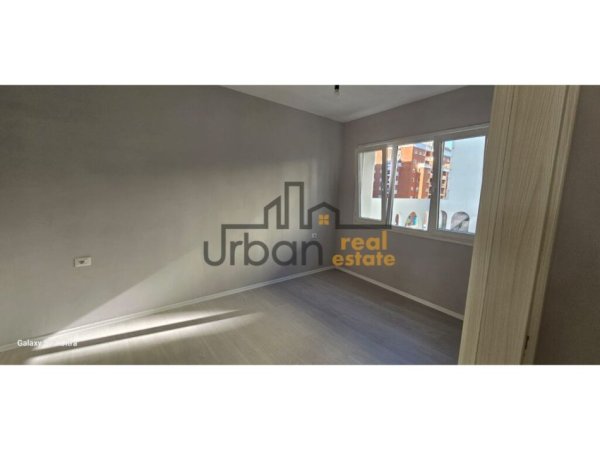 Tirane, jepet me qera apartament 2+1+ Post Parkimi, Kati 3, 550 € (Rezidenca Riverside)