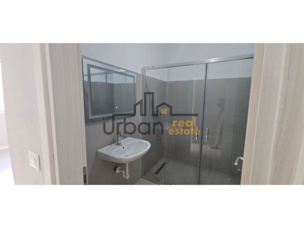 Tirane, jepet me qera apartament 2+1+ Post Parkimi, Kati 3, 550 € (Rezidenca Riverside)