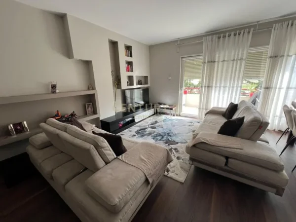 Tirane, jap me qera apartament 2+1+2 + Post Parkimi , 118 m² 900 € (Komuna e Parisit)