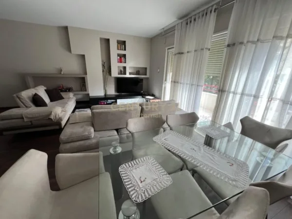 Tirane, jap me qera apartament 2+1+2 + Post Parkimi , 118 m² 900 € (Komuna e Parisit)