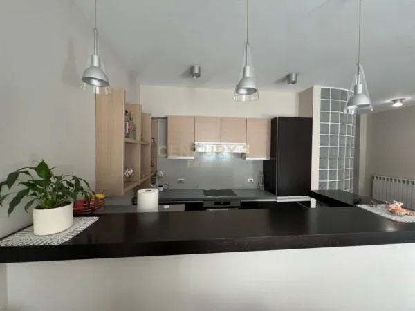 Tirane, jap me qera apartament 2+1+2 + Post Parkimi , 118 m² 900 € (Komuna e Parisit)
