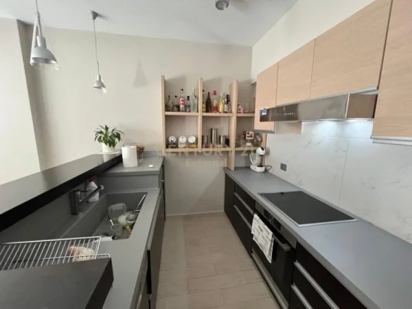 Tirane, jap me qera apartament 2+1+2 + Post Parkimi , 118 m² 900 € (Komuna e Parisit)