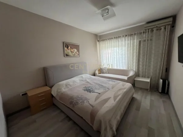 Tirane, jap me qera apartament 2+1+2 + Post Parkimi , 118 m² 900 € (Komuna e Parisit)