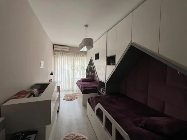 Tirane, jap me qera apartament 2+1+2 + Post Parkimi , 118 m² 900 € (Komuna e Parisit)