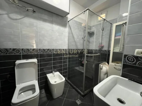 Tirane, jap me qera apartament 2+1+2 + Post Parkimi , 118 m² 900 € (Komuna e Parisit)