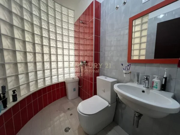 Tirane, jap me qera apartament 2+1+2 + Post Parkimi , 118 m² 900 € (Komuna e Parisit)