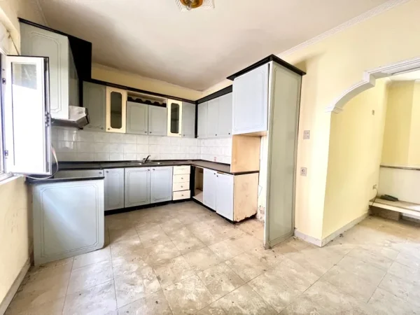 Vlore, shitet shtepi 2+1 , 500 m² 130.000 € (Stacioni trenit)