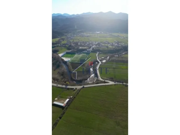 Tirane, shitet toke , 8.000 m² 450.000 € (Arbane)