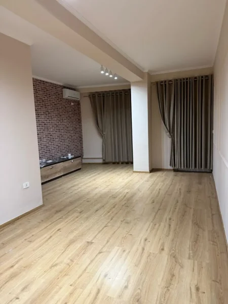 Tirane, jepet me qera zyre Kati 2, 120 m² 700 € (Komuna e Parisit, prane Kompleksit Kika)