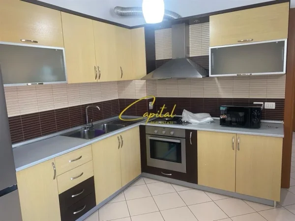 Tirane, jepet me qera apartament 1+1 Kati 5, 65 m² 550 € (RRUGA E KAVAJES)