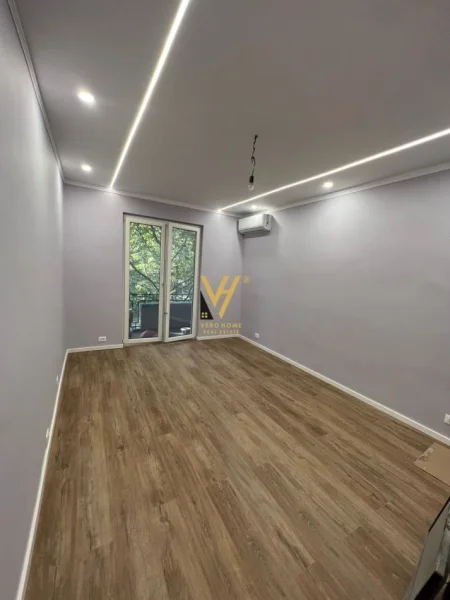 Tirane, jepet me qera zyre Kati 3, 100 m² 1.000 € (BULEVARDI BAJRAM CURRI)