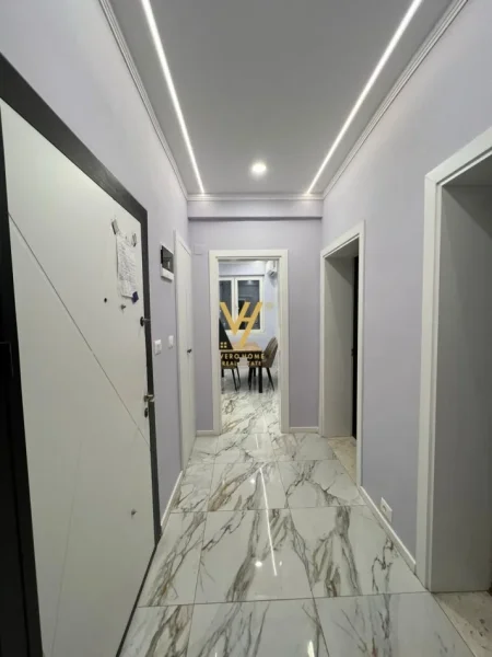 Tirane, jepet me qera zyre Kati 3, 100 m² 1.000 € (BULEVARDI BAJRAM CURRI)
