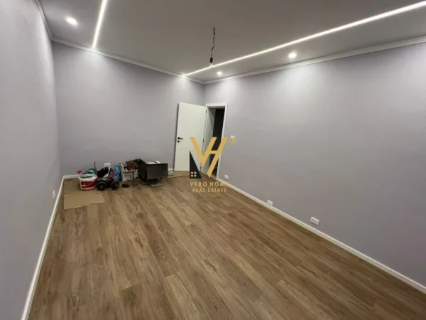 Tirane, jepet me qera zyre Kati 3, 100 m² 1.000 € (BULEVARDI BAJRAM CURRI)