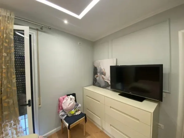 Tirane, jepet me qera apartament 1+1+Ballkon Kati 5, 65 m² 600 € (Don Bosko, prane Bar Artisti)