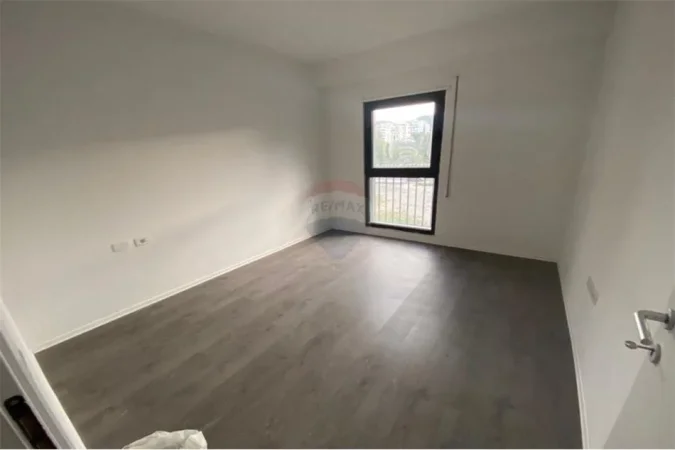 Tirane, jepet me qera zyre Kati 9, 80 m² 600 € (Kompleksi Olimpik)