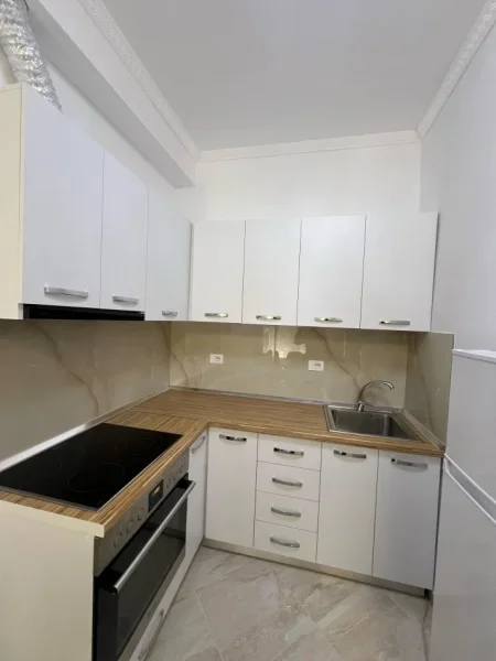 Tirane, jepet me qera apartament 1+1+Ballkon Kati 4, 65 m² 400 € 