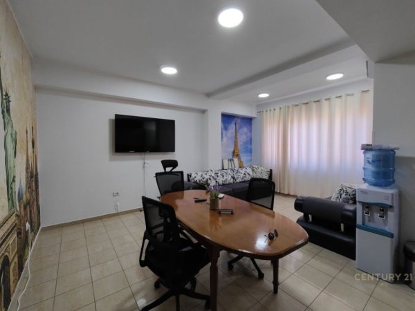 Tirane, jepet me qera apartament Kati 5, 118 m² 1.200 € (Rruga Brigada VIII)