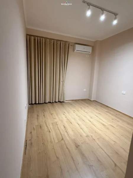 Tirane, jepet me qera zyre Kati 2, 120 m² 700 € (komuna e parisit)