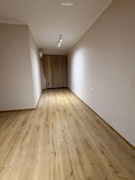Tirane, jepet me qera zyre Kati 2, 120 m² 700 € (komuna e parisit)