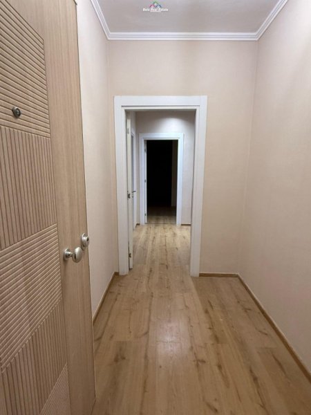 Tirane, jepet me qera zyre Kati 2, 120 m² 700 € (komuna e parisit)