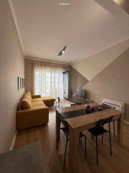 Tirane, jepet me qera apartament 2+1 Kati 5, 100 m² 700 € (komuna e parisit)