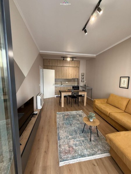 Tirane, jepet me qera apartament 2+1 Kati 5, 100 m² 700 € (komuna e parisit)