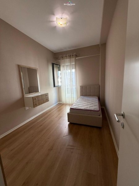 Tirane, jepet me qera apartament 2+1 Kati 5, 100 m² 700 € (komuna e parisit)