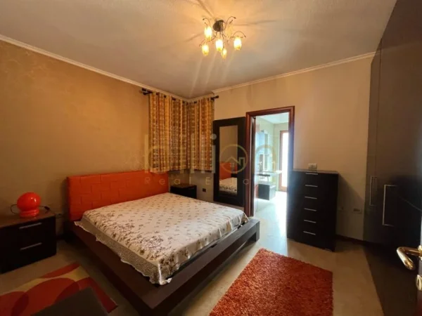 Tirane, shitet apartament 3+1 Kati 4, 135 m² (RRUGA E DURRESIT, Tirana, Albania)