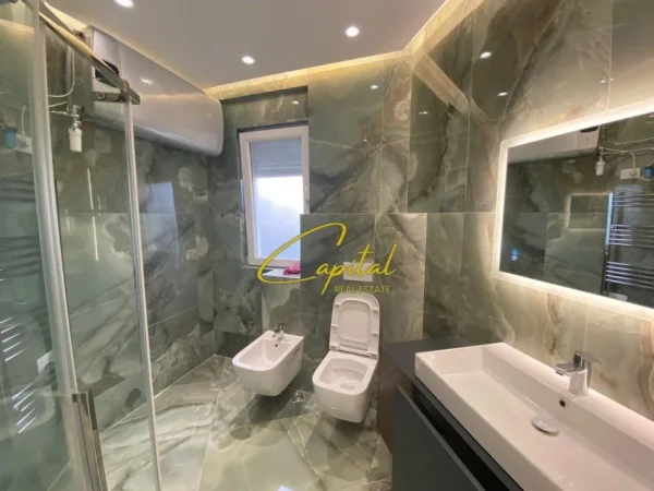 Tirane, jepet me qera zyre Kati 7, 110 m² 1.050 € (RRUGA MINE PEZA)