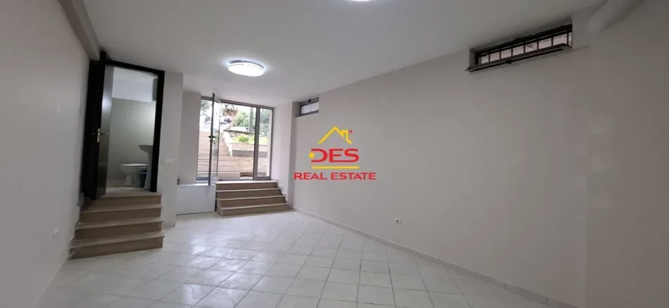 Vlore, jepet me qera ambjent biznesi Kati 0, 40 m² 300 € (Rruga Sadik Zotaj)