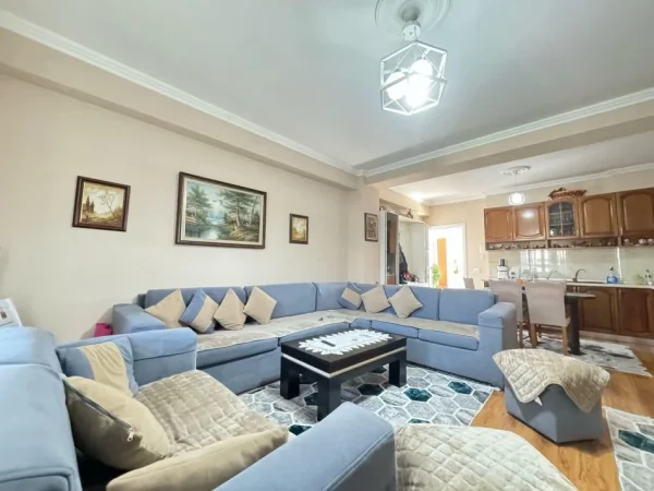 Tirane, shitet apartament 1+1 , 93 m² 135.000 € (5 Maji)