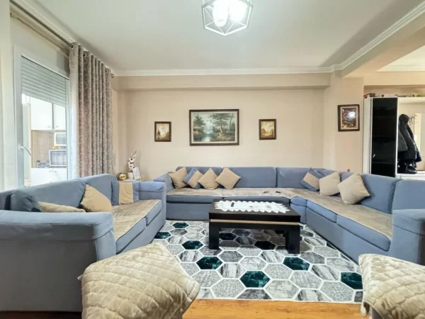 Tirane, shitet apartament 1+1 , 93 m² 135.000 € (5 Maji)