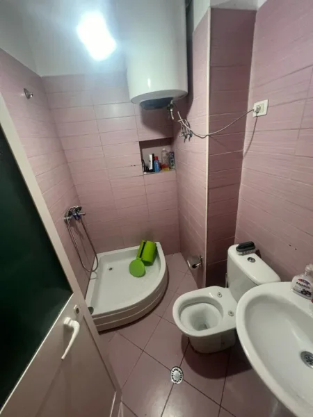 Tirane, jepet me qera apartament 1+1 , 55 m² 400 € (Astir)