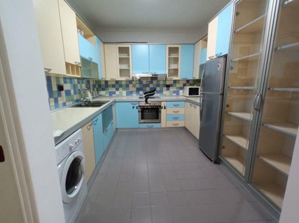 Tirane, jepet me qera apartament 2+1+Ballkon Kati 2, 110 m² 1.300 € (KOMUNA E PARISIT)