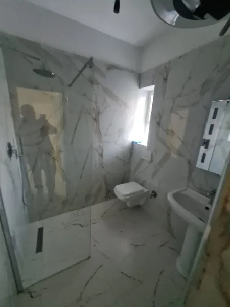 Tirane, jepet me qera apartament 1+1 Kati 1, 60 m² 400 € (Kinostudio)