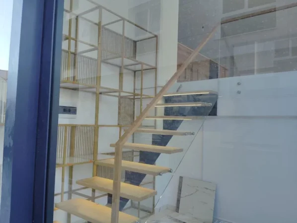 Shqiperi, jepet me qera ambjent biznesi Kati 0, 107m² (Astir, prane Rotondos)