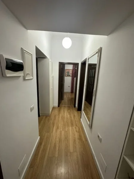Tirane, jepet me qera apartament 2+1+Ballkon Kati 2, 75 m² 650 € (Shallvaret te Fushat e Tenisit)