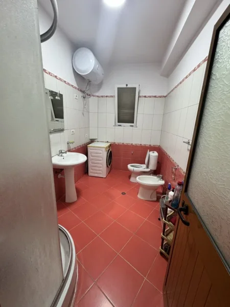 Tirane, jepet me qera kat vile 2+1+oborr, Kati 0, 100 m² 550 € (Sauk)
