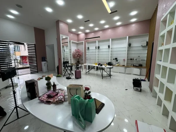 Tirane, jepet me qera ambjent biznesi Kati 0, 150m² +35 m2 verande, 1.400 € (Prane Kopshtit Zoologjik)