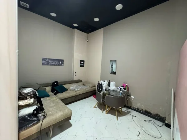 Tirane, jepet me qera ambjent biznesi Kati 0, 150m² +35 m2 verande, 1.400 € (Prane Kopshtit Zoologjik)